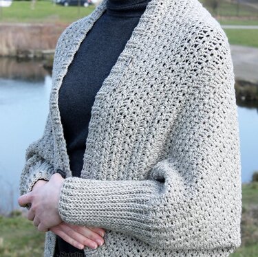 Hellgraue gehäkelte Damenjacke mit Schalkragen, Rippenbündchen und Schalspange