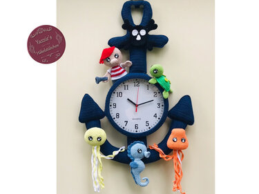 Runde Wanduhr im dunkelblauen, gehäkelten Anker mit bunten Amigurumi-Meerestieren und kleiner Piratenpuppe