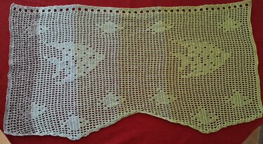 Mintgrünes Filet
Häkelpanel mit Fisch
und Kreis
Motiven sowie gezacktem Rand