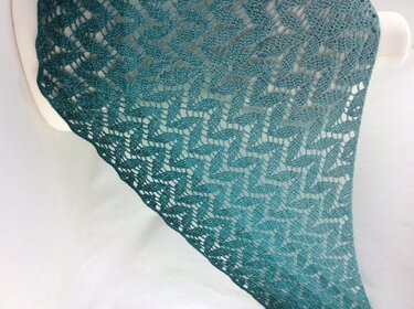 Detailansicht eines gehäkelten Dreieckstuchs mit Zickzack-Lacemuster