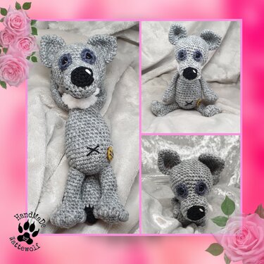 Hellgraues Amigurumi mit Knopf, gesticktem X und langen Beinen