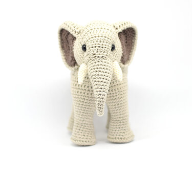 Beigefarbener Amigurumi‑Elefant, Vorderansicht mit deutlichem Rüssel