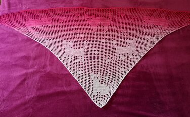 Dreieckiges weißes Filet-Dreieckstuch mit stilisierten Katzenmotiven auf magentafarbenem Stoff