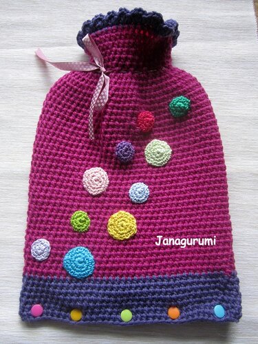 Gehäkelter pinker Wärmflaschenbezug mit bunten Häkelkreisen, Knöpfen und rosa Band