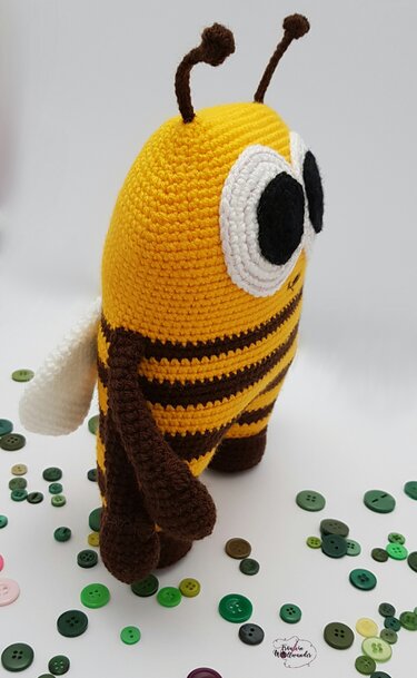 Gehäkelte Amigurumi-Biene gelb-braun mit großen weißen Augen