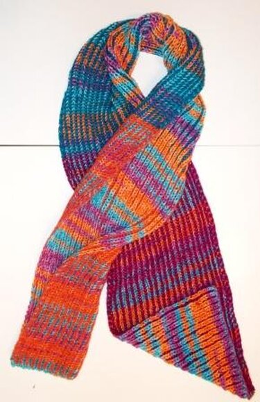 Schal im 2-farbigen Patentmuster - kostenlose Strickanleitung