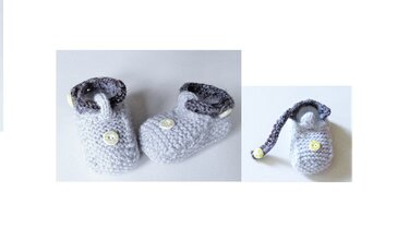 Gestricktes hellgraues Babyschuh-Paar mit dunklem Bündchen und hellgelbem Knopf, daneben ein einzelner Schuh