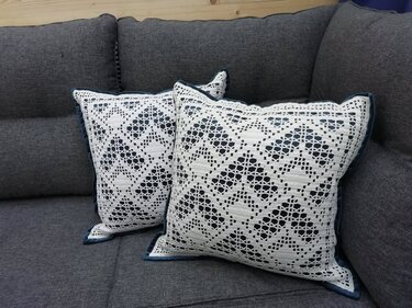 2x Kissendekor/Deckchen 3D-Illusion, Filethäkelmuster, Anleitung - Häkeln