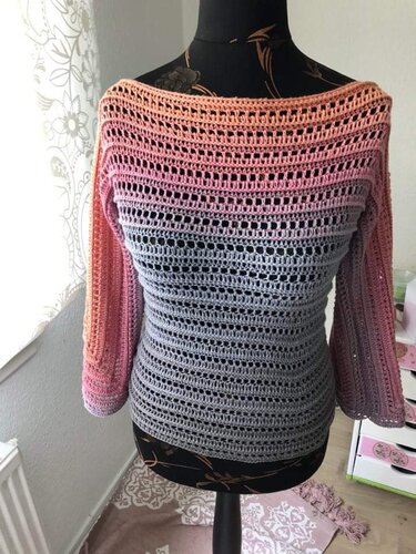 Gehäkelter Damenpullover auf Schneiderpuppe, Farbverlauf Koralle zu Grau, offenes Maschenmuster