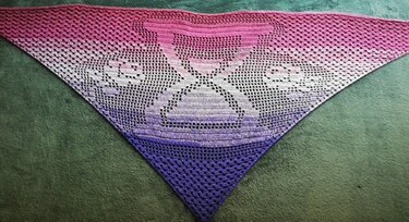 Gehäkeltes Dreieckstuch mit Pink‑Lila Ombre und zentralem Lochmotiv