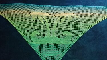 Dreieckiges Häkeltuch in Blau-Grün-Farbverlauf mit gehäkelten Krebs- und Palmenmotiven