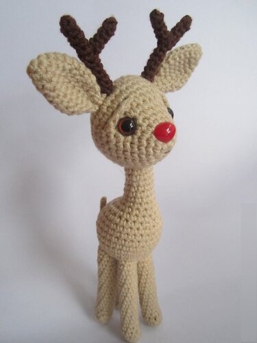 Gehäkeltes Rentier-Amigurumi beige mit braunem Geweih und roter Nase