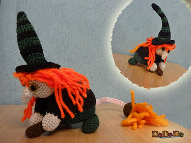 Gehäkelte Hexe mit orangefarbener Mähne, Besen und Maßband