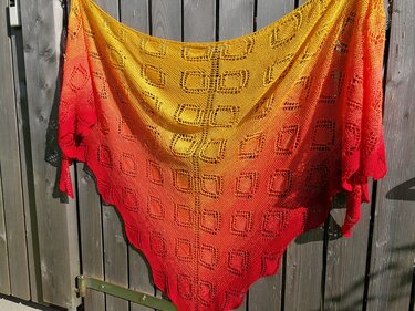 Strickanleitung "Catch the Sun" großes Dreieckstuch aus Farbverlaufsgarn