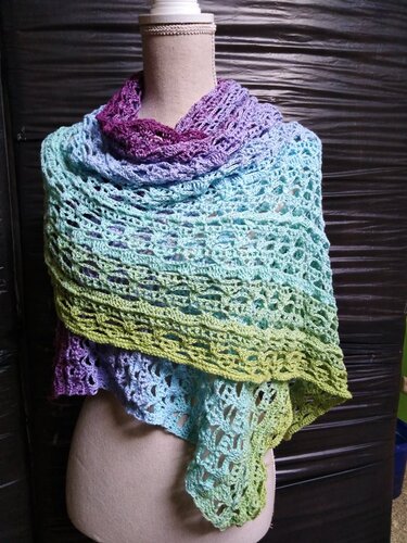 Gehäkelter Schal mit Ombre-Farbverlauf (Lila, Türkis, Grün) auf Schaufensterpuppe
