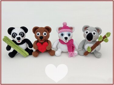 Vier gehäkelte Amigurumi-Tiere nebeneinander: Panda mit Bambus, Bär mit Herz, Eisbär mit Mütze und Schal, Koala mit Ast.