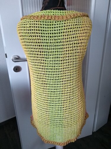 Hinteransicht einer luftigen gehäkelten Sommerweste in Ajourmuster mit Gelb
‑Grün‑Farbverlauf