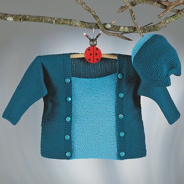 Gestrickte Baby-Strickjacke in Petrol und Hellblau mit Knopfleiste und passende Mütze, hängend an einem Holzbügel