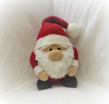 Gehäkelter sitzender Weihnachtsmann Amigurumi mit roter Mütze und weißem Bart