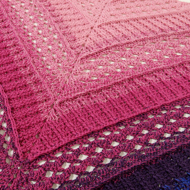 Gehäkeltes Dreieckstuch, Farbverlauf von Rosa bis Violett, Detail von Loch- und Rippenmustern