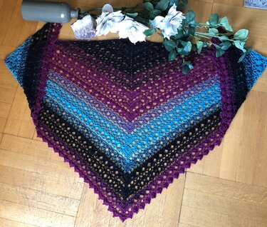 Mehrfarbiges gehäkeltes Dreieckstuch mit offenem Lochmuster und Zackenrand, Spitze nach vorne gelegt