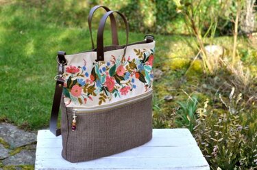 Shopper mit Blumenstickerei, Fischgrätstoff, Reißverschlussfach und Lederhenkeln