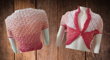 Vorder- und Rückansichten eines kurzärmeligen gehäkelten Seelenwärmers in Ombré von Weiß zu Pink auf einer Schneiderpuppe vor Holzuntergrund.