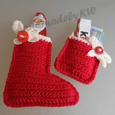 Roter, gehäkelter Nikolausstiefel und kleiner Geschenkbeutel mit weißer Bordüre, rotem Knopf, Schokolade und Geldschein