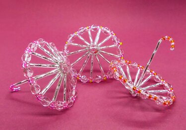 Deko Anhänger Regenschirm aus funkelnden Perlen - ganz einfach - Basteln