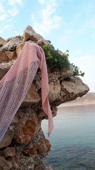 Kamenje ein beidseitig tragbares, asymmetriche Dreieckstuch mit Farbverlauf - Stricken