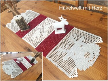 Rot-weiß gehäkelter Tischläufer mit Rentiermotiven auf Holztisch, dekoriert mit kleinen Rentierfiguren.