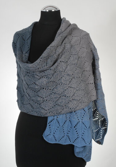 Gestrickte Stola in Grau und Blau mit Blatt‑Ajourmuster auf schwarzer Büste