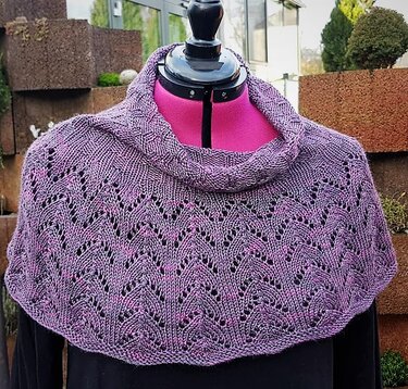 Lila gestrickter Schulterwärmer mit Ajourmuster auf Schneiderpuppe