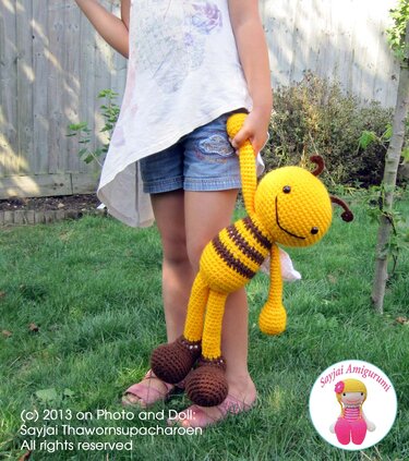 Huggy Happy Bee with Flower Basket - Crochet