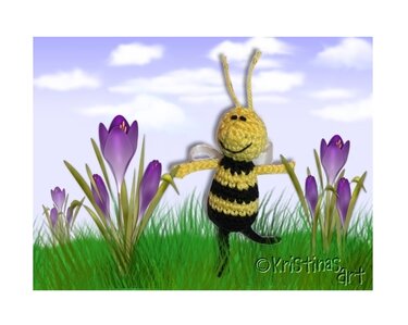 Gehäkelte gelb-schwarze Amigurumi-Biene mit weißen Flügeln zwischen lila Krokussen im Gras