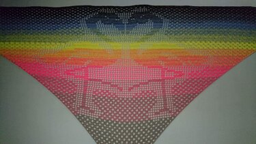 Gehäkeltes Dreieckstuch mit Regenbogen-Farbverlauf und zentralem Lochmuster-Motiv