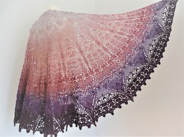 Halbrundiges Häkel­tuch mit Lochmuster, segmentierter Struktur und gezacktem Spitzensaum