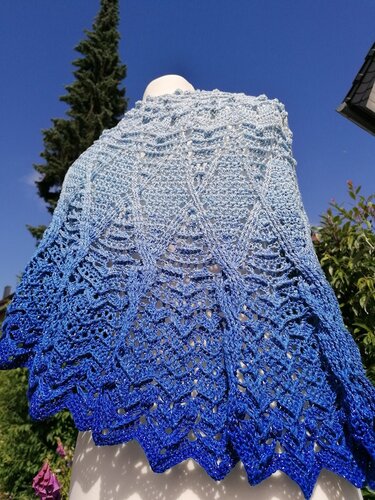 Gehäkeltes halbrundes Tuch mit blauem Farbverlauf und Chevron
‑Wellenmuster