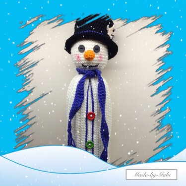 Gehäkelter Schneemann mit Zylinderhut, blauem Schal und Knopfdetails