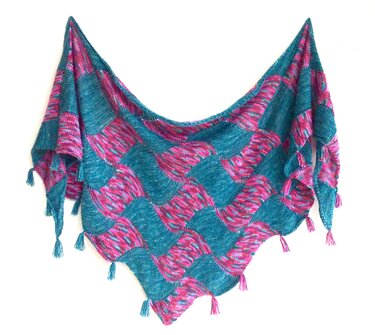 Gestricktes Dreieckstuch mit wellenförmigem Muster in Türkis und Pink, mit Quasten