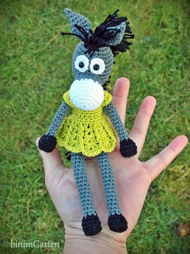Fingerpuppe Eselmädchen mit Kleidchen - Häkeln