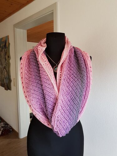 Schwarze Büste mit gehäkeltem Loop in Rosa- und Lilatönen mit strukturierter Maschenoptik