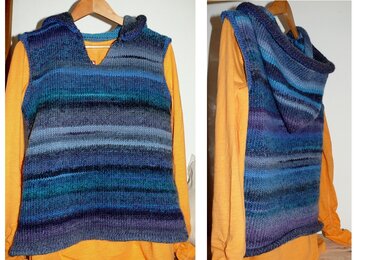 Gestrickter ärmelloser Kapuzenpullunder in blau-grünen Verlaufstönen