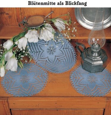 Strickdeckchen "Blütenmitte als Blickfang" Kunststrickdeckchen - Stricken