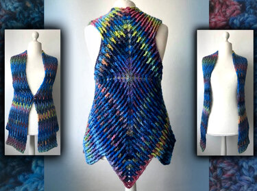 Gehäkelte ärmellose Damenweste mit blau-grünem Farbverlauf auf Schaufensterpuppe, Rück- und Seitenansicht