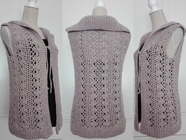 Ärmellose gehäkelte Damenweste in Altrosa mit Lochmuster, umgeschlagenem Kragen und Bindeband, Vorder- und Rückansicht