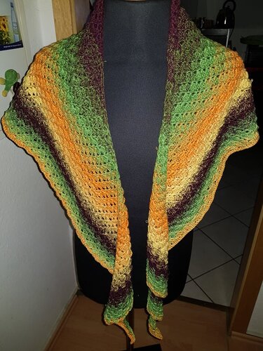 Gehäkeltes Dreieckstuch mit Grün-Orange-Braun Farbverlauf auf schwarzer Dressform