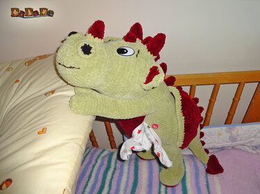 Kuschel-Drache Sir Darius, mit Geheimversteck– gehäkelt von Dadade - Häkeln