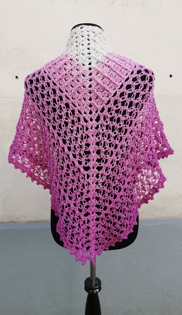 Gehäkeltes Dreieckstuch in Pink-Ombré mit luftiger Lochstruktur auf schwarzer Schneiderpuppe