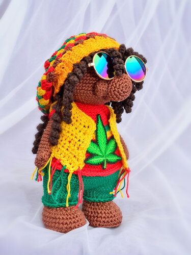 Gehäkelte Rasta-Amigurumi mit Dreadlocks, Sonnenbrille und Blattapplikation